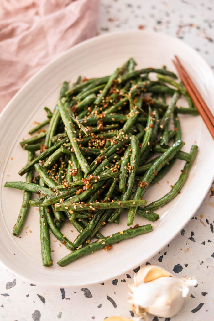paleo roasted green beans sprinkled with sesame seeds
