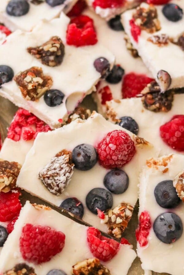 Frozen yogurt bark with berries